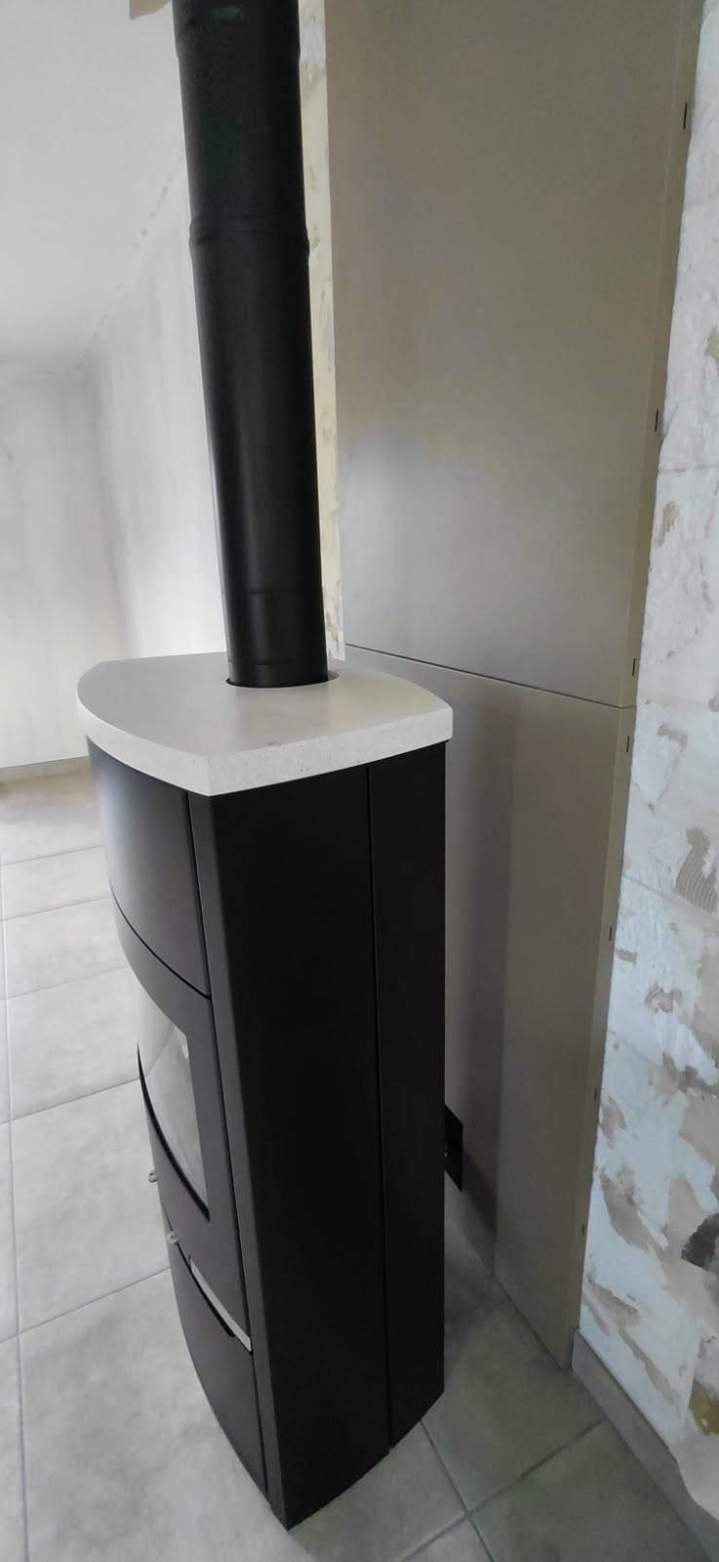 Vue profil: Installation Sorena poêle FF Magma acier noir