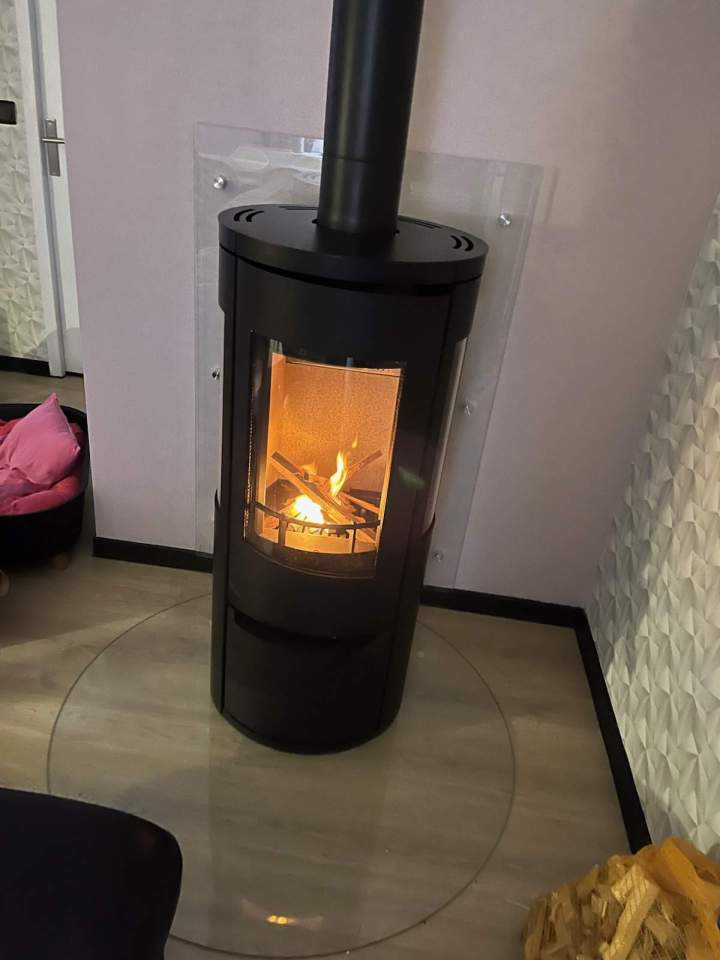   et plaques en verre trempé au sol et mur