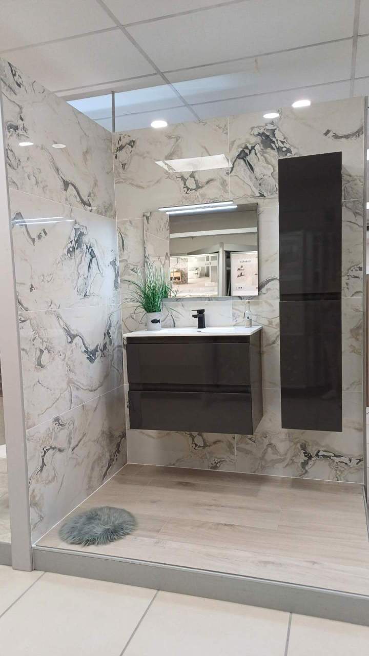 Meuble OZE SERIE COME 80cm GRIS ORAGE + COLONNE Sol : CENTURY NATURAL 25x150 Rett de chez COLORKER Mur : INTERN04 LAPPATO CALACATTA SAN BABILA 60x120 de chez KEOPE