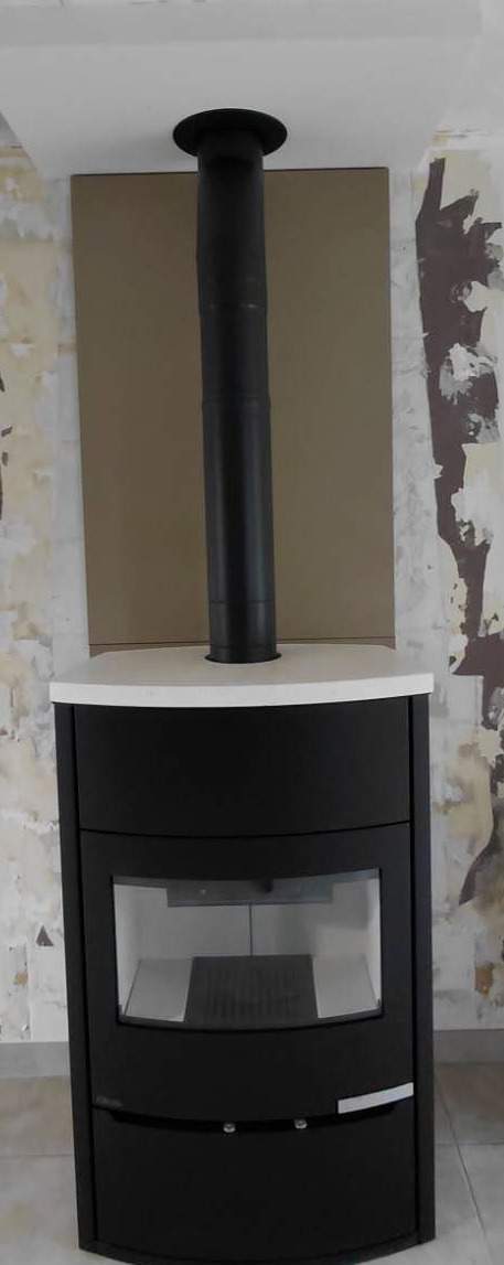 Vue face: installation par Sorena d'un poêle FF Magma acier noir 